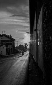 strada, bianconero, controluce, case, nuvole, motociclista, moto, tramonto, sole