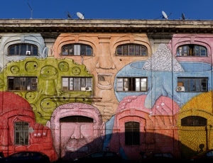 finestre, murales, colori, palazzo, parabole, casa, cielo, disegni, facce, dipinto, porte, antenne, vetri