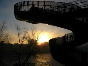 tramonto, controluce, alberi, fiume, acqua, rami, scale, scala, ringhiera, sole