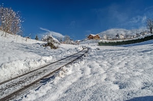 neve, alberi, bianco, inverno, cielo, case, montagna, strada, azzurro, nuvole, sentiero