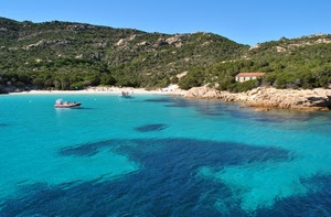mare, spiaggia, gommone, acqua, casa, azzurro, barche, barca, rocce, baia, scogli, celeste, alberi