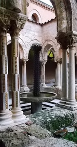 colonne, fontana, archi, chiostro, acqua, capitelli, porticato, verde, pietra, palazzo, convento