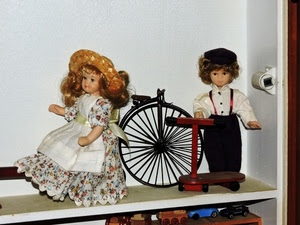 bambole, bicicletta, giocattoli, ruota, monopattino, giocattolo, mensola, bianco