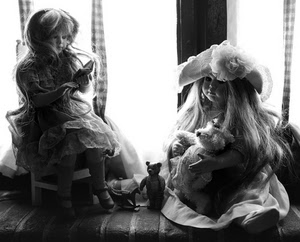 bambole, bianconero, capelli, cappello, giocattoli, due, finestra, orsetto