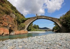 ponte, nuvole, sassi, fiume, cielo, acqua, arco, alberi, pietre, montagne, arcata, verde, torrente, rocce, diavolo, azzurro