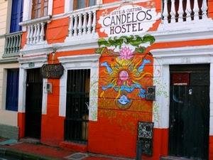 porte, insegna, murales, ostello, arancione, rosso, murale, disegno, balconi, colori, colonne, palazzo, finestre
