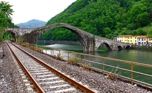 ponte, verde, fiume, binari, archi, alberi, ferrovia, acqua, case, rotaie, ringhiera, diavolo, montagne, sassi, traverse, traversine, cielo, montagna, bosco