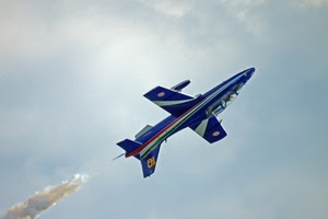aereo, tricolore, blu, freccia, ali, scia, volo, fumo, nuvole, acrobazia