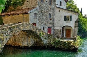 ponte, acqua, arco, finestre, fiume, casa, case, alberi, pietre, porte, tetto, verde, lago
