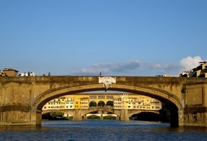 fiume, firenze, ponti, cielo, persone, nuvole, ponte, acqua, archi, azzurro, arcate, finestre, palazzi, arno