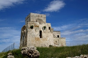 nuvole, cielo, erba, torre, verde, recinzione, rete, prato, rudere, azzurro, finestre, sassi, rovine, abbandono