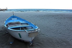 barca, mare, spiaggia, bianco, sabbia, azzurro, pontile, celeste, legno, orizzonte, molo, poppa, acqua
