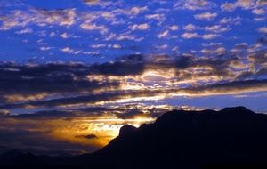 nuvole, cielo, tramonto, sole, controluce, montagna, montagne, silhouette, blu, azzurro, rosso, luce