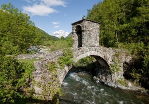 ponte, fiume, acqua, alberi, arco, sassi, verde, pietra, cielo