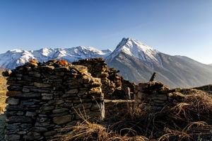 neve, montagne, pietre, cielo, ruderi, erba, bianco, cime, montagna, pietra, paglia, inverno, rocce, azzurro, paesaggio, rami