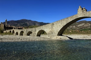 fiume, ponte, acqua, campanile, archi, cielo, montagna, montagne, arcate, blu, sassi, greto, ghiaia, chiesa
