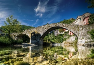ponte, acqua, fiume, nuvole, cielo, riflessi, case, riflesso, archi, alberi, pietre, borgo, arcate, verde, albero