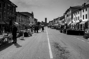 strada, bianconero, case, mercatino, torre, persone, mercato, bancarelle, passanti