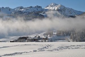 neve, montagna, inverno, alberi, nebbia, cielo, bianco, montagne, case, nuvola, nuvole, panorama, paese, impronte, bosco, orme, borgo, roccia