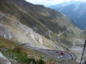 montagna, strada, curve, auto, rosso, tornanti, montagne, macchine, fiori, automobili, verde, passo, valle, traliccio, piante