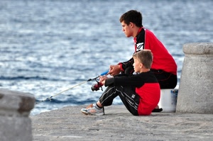 acqua, canna, pesca, mare, rosso, due, nero, pescatori, ragazzi, pescare, bambino, pietra, mulinello, molo, pescatore, seduti, ragazzo, fratelli