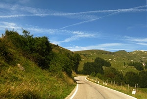 strada, cielo, verde, colline, nuvole, alberi, curve, erba, paesaggio, piante