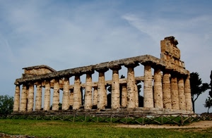 colonne, tempio, ruderi, erba, staccionata, cielo, prato, nuvole, antichità