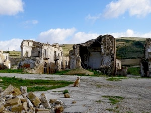 cane, ruderi, rovine, cielo, nuvole, abbandono, collina, animali