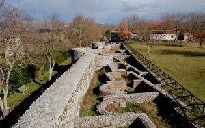 alberi, rovine, recinto, erba, prato, verde, muro, ruderi, casa, mura, recinzione, cielo, prospettiva