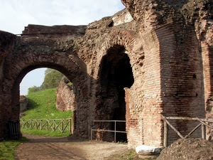 staccionata, ruderi, archi, arco, rovine, mattoni, prato, verde
