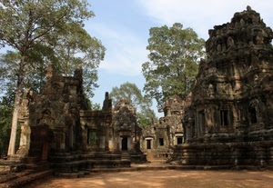 alberi, nuvole, cielo, verde, finestre, tempio, scale, ruderi, porte, azzurro, rovine, rami, ombra, foglie, rudere, piante, abbandono