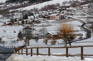 neve, alberi, inverno, staccionata, case, strada, paesaggio, bianco, montagna, paese, panorama, legno, strade, steccato
