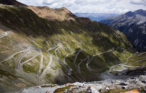 nuvole, montagne, cielo, strada, tornanti, curve, verde, erba, rocce, montagna, strade, pietre, valle, ombre
