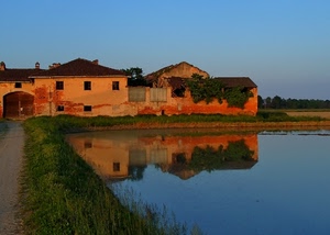 acqua, riflesso, erba, verde, cascina, strada, lago, cielo, casa, alberi, finestre, casolare, tetto, azzurro