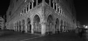 colonne, palazzo, bianconero, archi, angolo, prospettiva, notturno, notte, balaustra, porticato, portici, portico, piazza