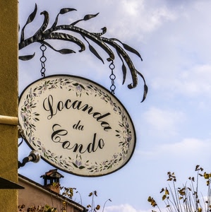 insegna, locanda, ferro, scritta, comignolo, foglie, nuvole, camino, cielo
