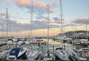 barche, porto, mare, alberi, nuvole, cielo, acqua, riflessi, motoscafi, collina, montagna, porticciolo, imbarcazioni, azzurro, riflesso