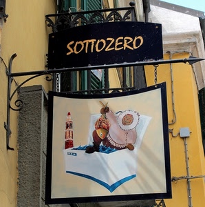 insegna, ferro, disegno, giallo, casa, eschimese, pesce, finestre, lancia, muro, balcone, campanile