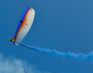 cielo, fumo, azzurro, scia, nuvole, blu, volare, deltaplano, sport, arancione, vela, uomo, nuvola, parapendio, paracadute, bianco, colori