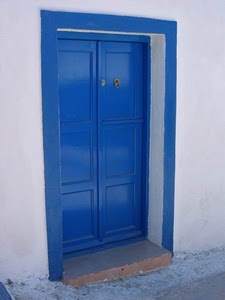 porta, blu, azzurro, bianco, gradino, legno, muro, batacchio, cornice, soglia, bicolore