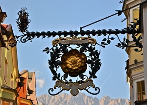 insegna, ferro, montagne, fiore, foglie, corona, cielo, palazzi, case