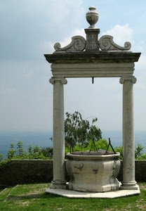 pozzo, colonne, mare, erba, verde, marmo, cielo, piante, architrave