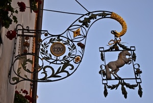 insegna, cavallo, ferro, oro, cielo, numeri, foglie, muro, data, tiranti, fiori, blu