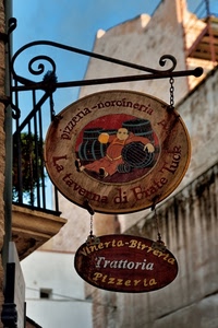 insegna, pizzeria, trattoria, balcone, ringhiera, ferro, ovale, insegne, frate, botti, cielo, palazzi
