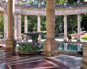 fontana, colonne, acqua, giardino, alberi, verde, pavimento, fiori, geometrie, marmo, vasca, persone, capitelli, riflesso