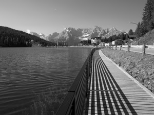 lago, bianconero, acqua, montagne, ringhiera, strada, passeggiata, ombre, ombra, alberi, prospettiva, montagna, staccionata, case