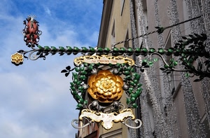 insegna, fiore, cielo, nuvole, finestre, foglie, ferro, oro, verde, metallo, giallo, palazzo, muro, edificio, azzurro, rosso