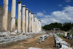nuvole, colonne, rovine, cielo, alberi, tempio, ruderi, gradini, verde, resti, capitelli, archeologia, scalini, erba, prato, reperti, antichità