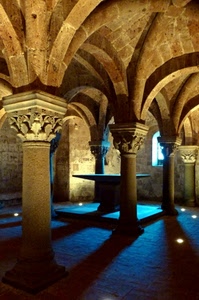 colonne, archi, capitelli, ombre, luci, cripta, finestra, chiesa, interno, altare