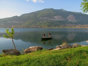 barca, lago, montagna, acqua, due, erba, prato, verde, albero, pescatori